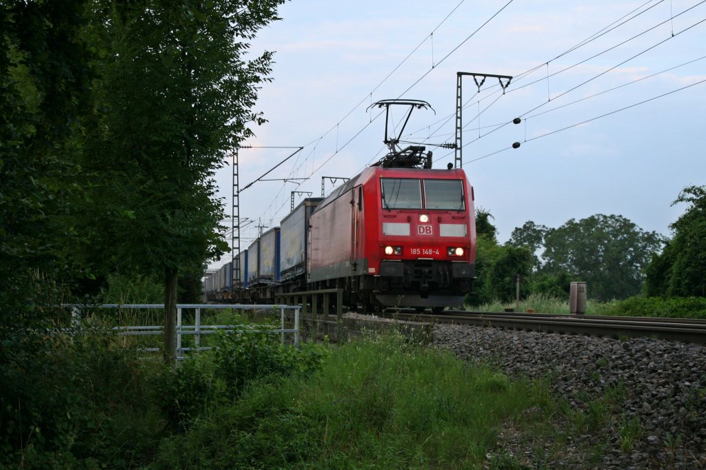 185 148-4 mit einem KLV-Zug am Morgen des 25.07.13 im nrdlichen Bahnhofsbereich von Mllheim (Baden). Der Zug ist unterwegs Richtung Norden.