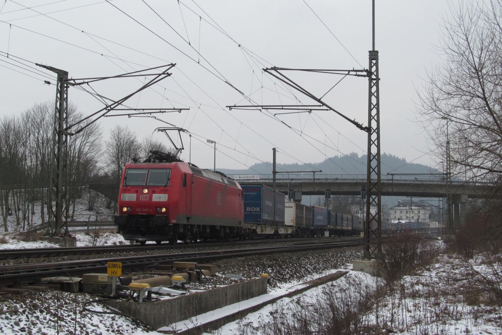 185 148-4 zieht am 20. Januar 2013 den Paneuropa/Terratrans-KLV aus Pressig-Rothenkirchen heraus.