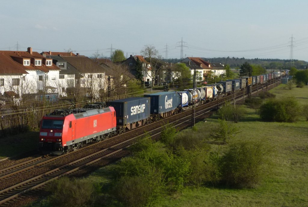 185 148-4 zieht einen Containerzug am 17.04.2012 durch Wiesental