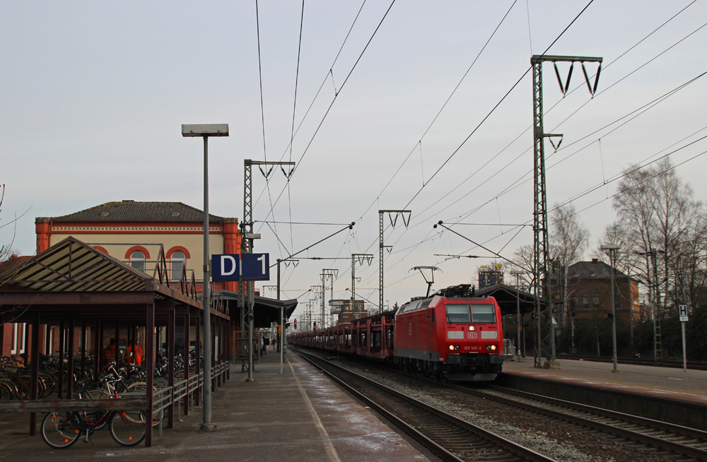 185 149-2 fuhr am 23.03.2013 mit einem leeren Autozug von Emden nach Osnabrck, hier in Leer.