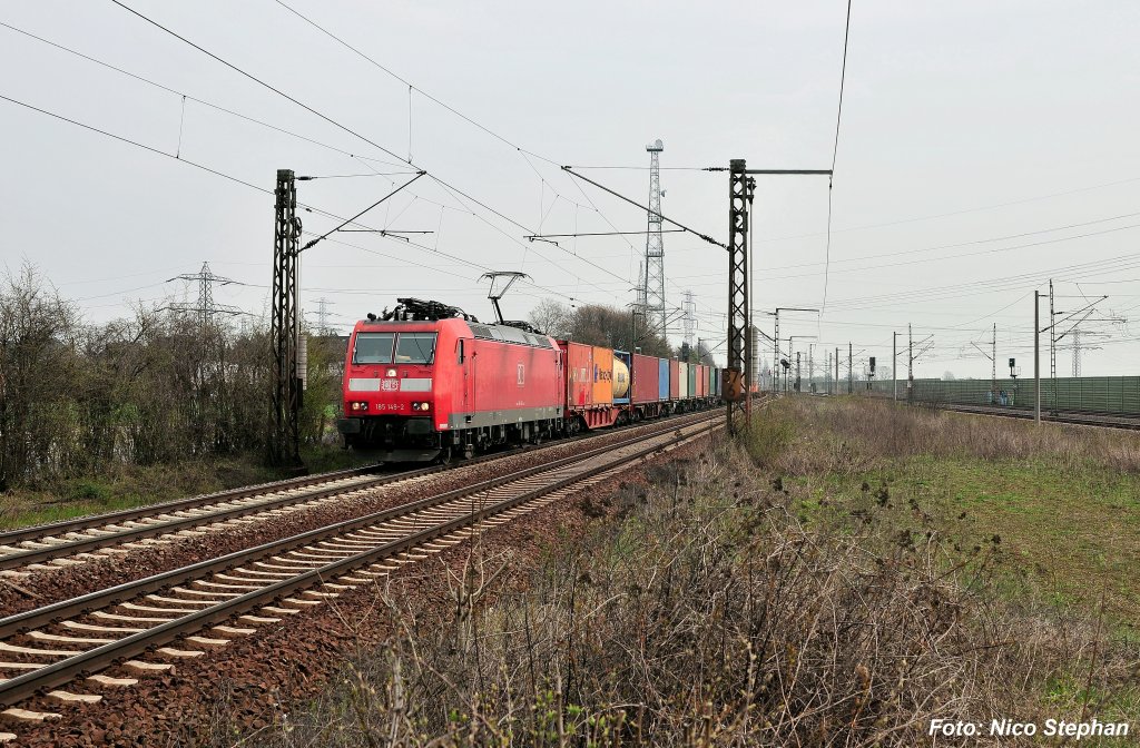 185 149-2 mit Schweiz-Paket und Containerzug auf der Fahrt gen Misburg (Ahlten 08.04.10)