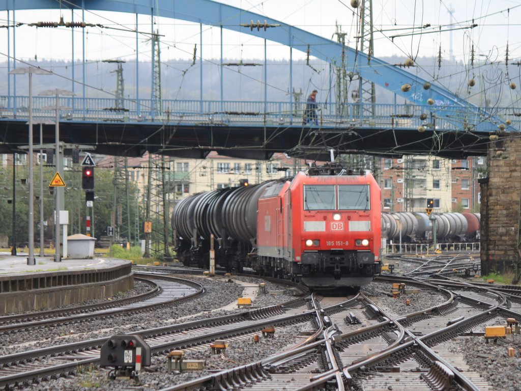 185 151-8 und 185 055-1 ziehen am 08.09.2011 einen langen Kesselzug uter der Burtscheider Brcke ber Gleis 5 durch den Aachener Hbf Richtung Kln.