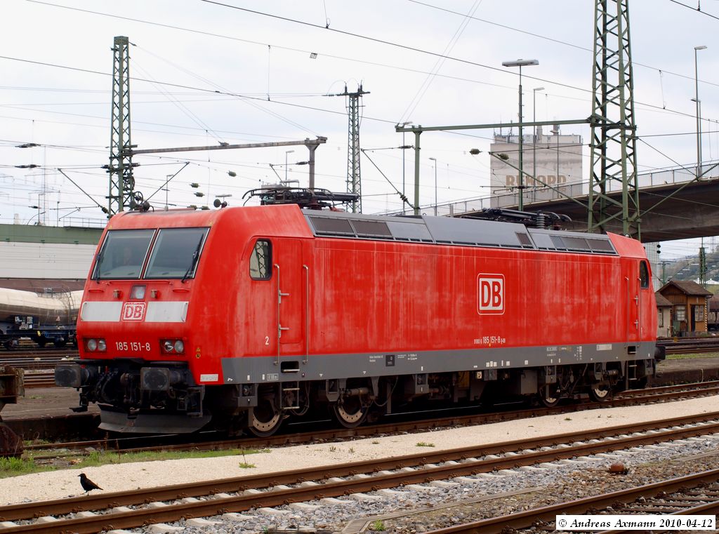 185 151-8 sieht mit ihren Lack wie eine Alte Lok aus, die jahrzehntelang im Einsatz ist. Sie wurde als letzte mit den DB AG-Logos ausgeliefert.Hier abgestellt im Bf Plochingen. (12.04.2010)
