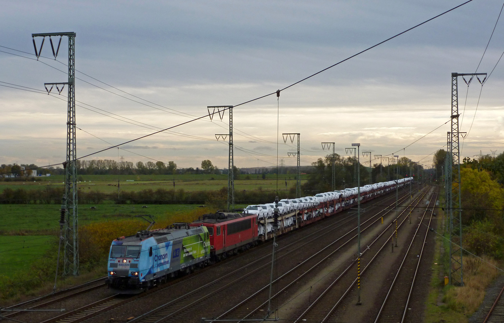 185 152-6 fuhr am 26.10.2012 mit einer 155 im Schlepp und einem Autozug von Osnabrck nach Emden, hier in Leer.