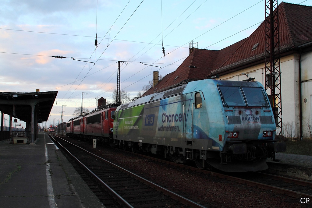 185 152-6 (K+S Werbelok), 155 258-7, 155 006-0 und 155 229-8 stehen am 27.3.2010 im Bahnhof Grokorbetha.