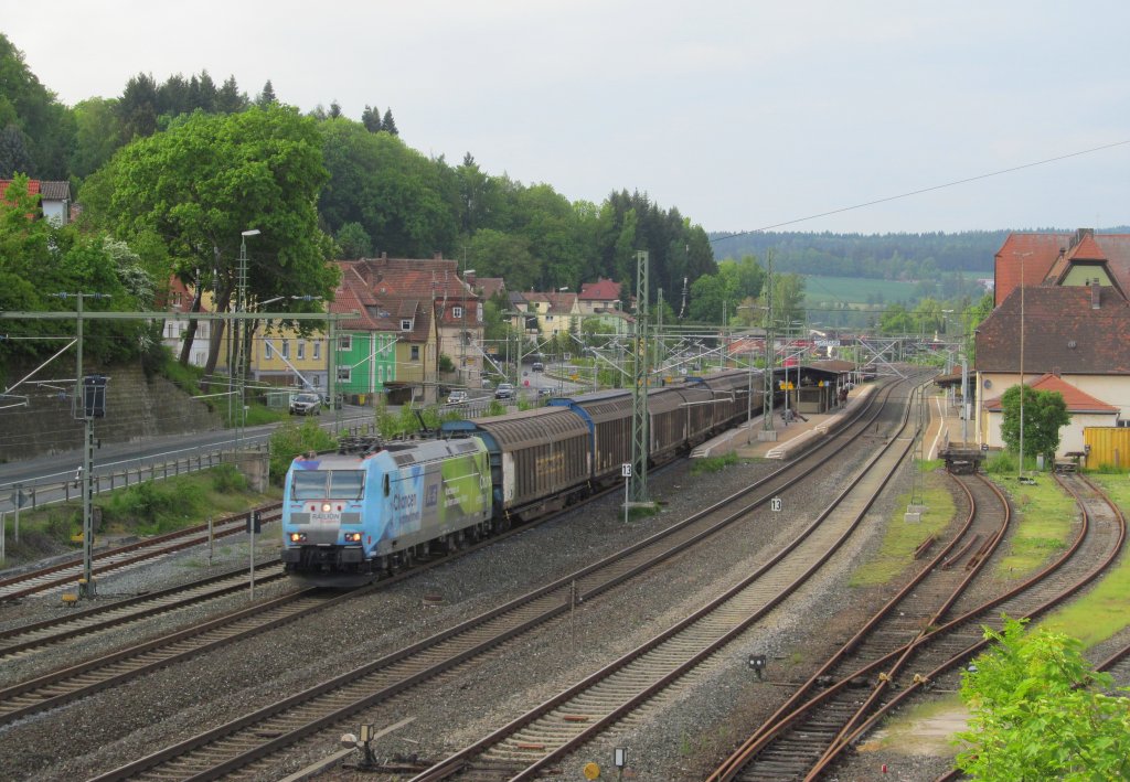 185 152-6  K+S  zieht am 23. Mai 2013 einen gemischten Gterzug durch Kronach in Richtung Lichtenfels.