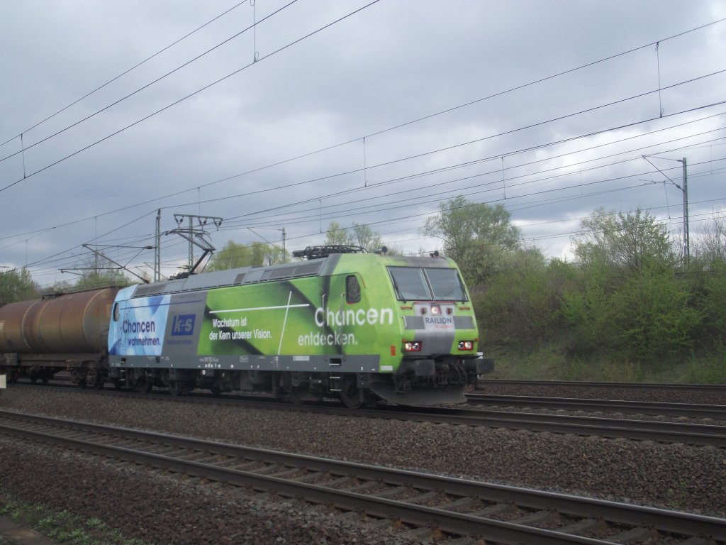 185 152-6 mit einem Kesselzug gen Sden (Fulda, 13.04.11)