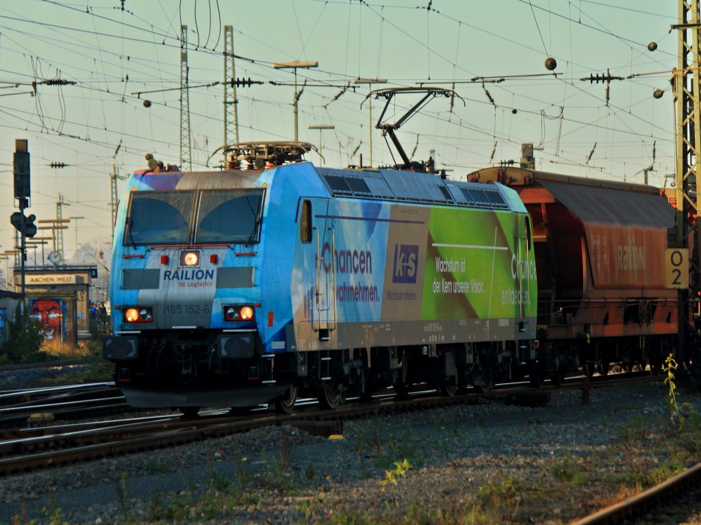 185 152-6 mit  Kali & Salz  Werbung am 14.11.2011 mit einem Schttgutwagenzug in Aachen West