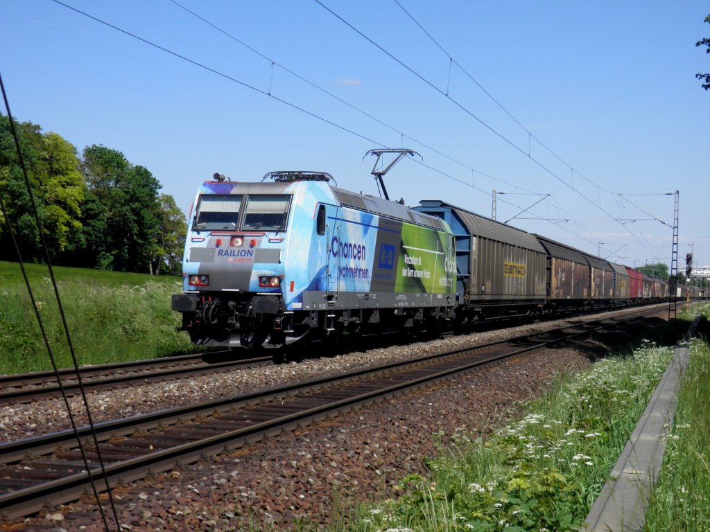 185-152 6 mit  railion  Werbung zieht einen Gterzug aus Ingolstadt raus. Vor wenigen Minuten hat das Gespann die Audiwerke passiert.