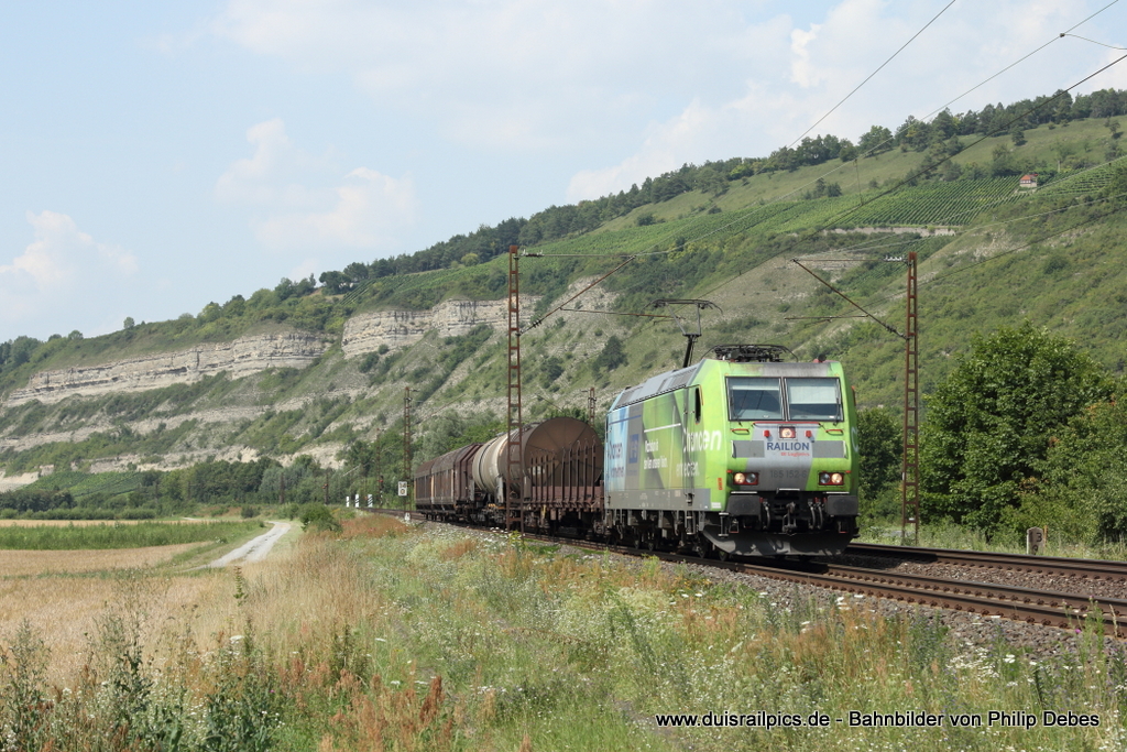 185 152-6 (Railion DB Logistics / K+S) fhrt am 25. Juli 2012 um 15:09 Uhr mit einem Gterzug durch Thngersheim