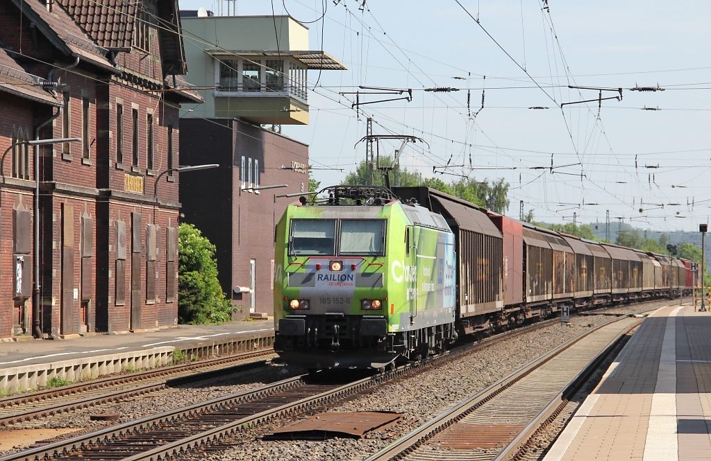 185 152-6 zieht einen Gterzug durch Eichenberg in Richtung Sden. Aufgenommen am 26.05.2012.
