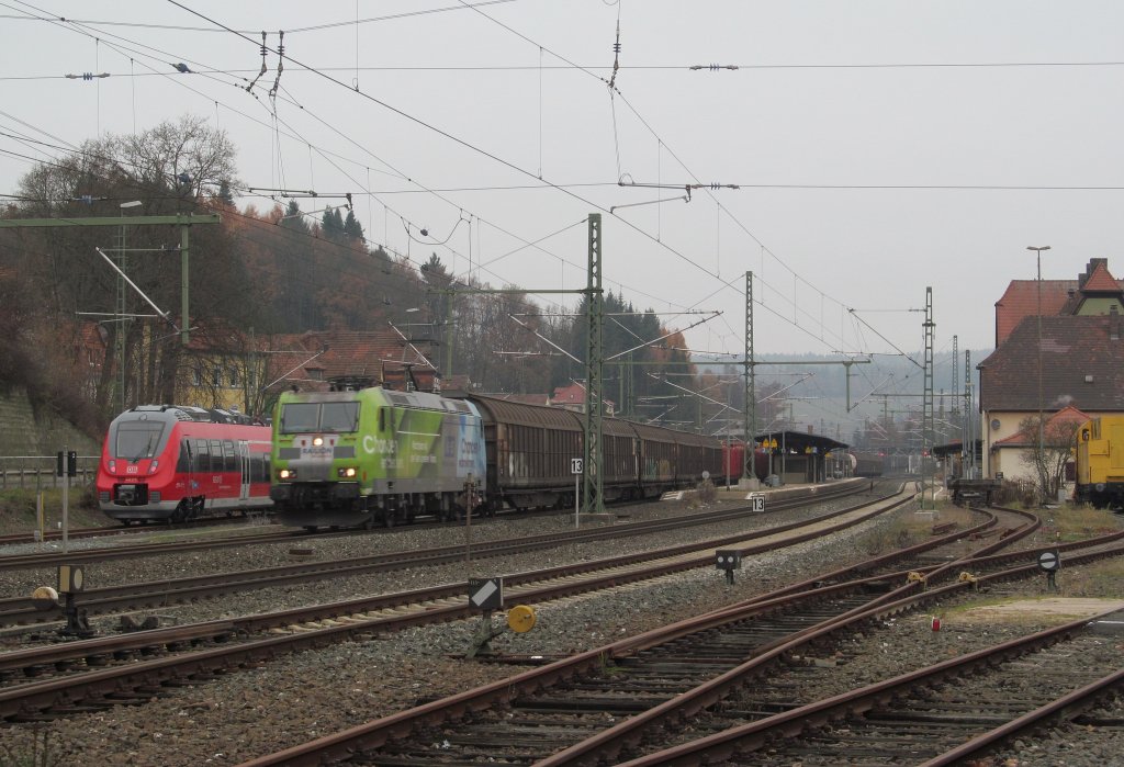 185 152  K + S  zieht am 17. November 2012 einen gemischten Gterzug durch Kronach.