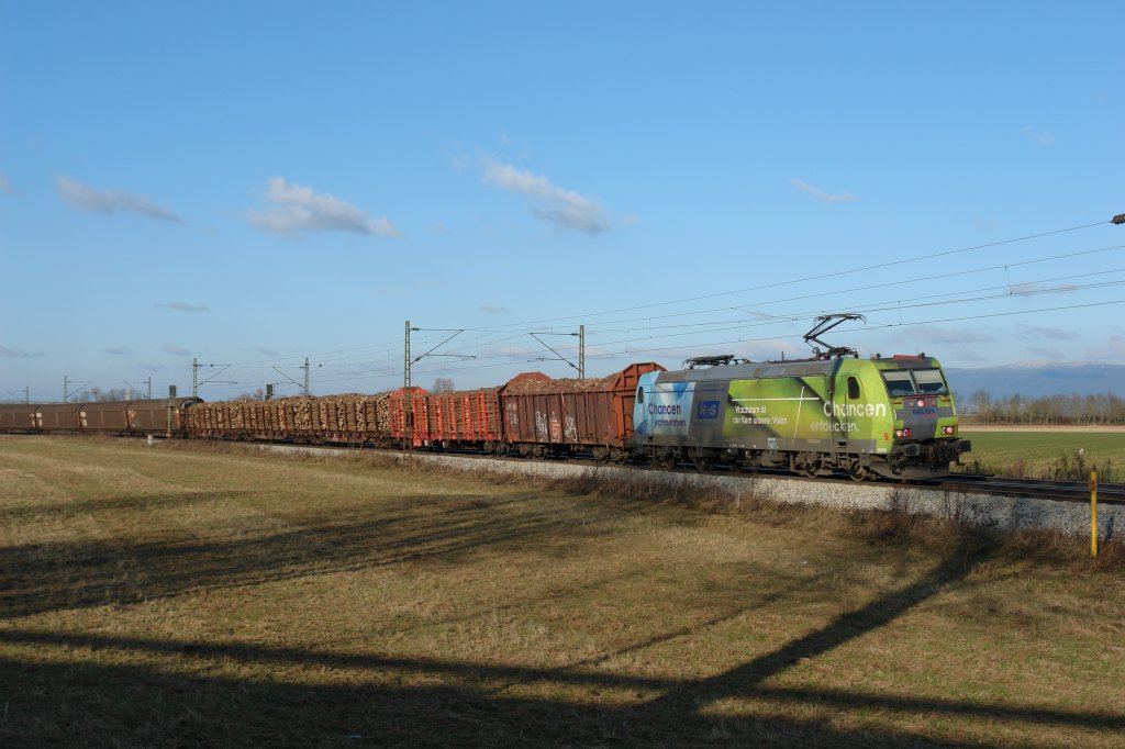 185 152 K+S am 15.12.2009 mit einem Gterzug von Nrnberg Rbf nach Plattling. Das Foto entstand kurz vor Plattling.