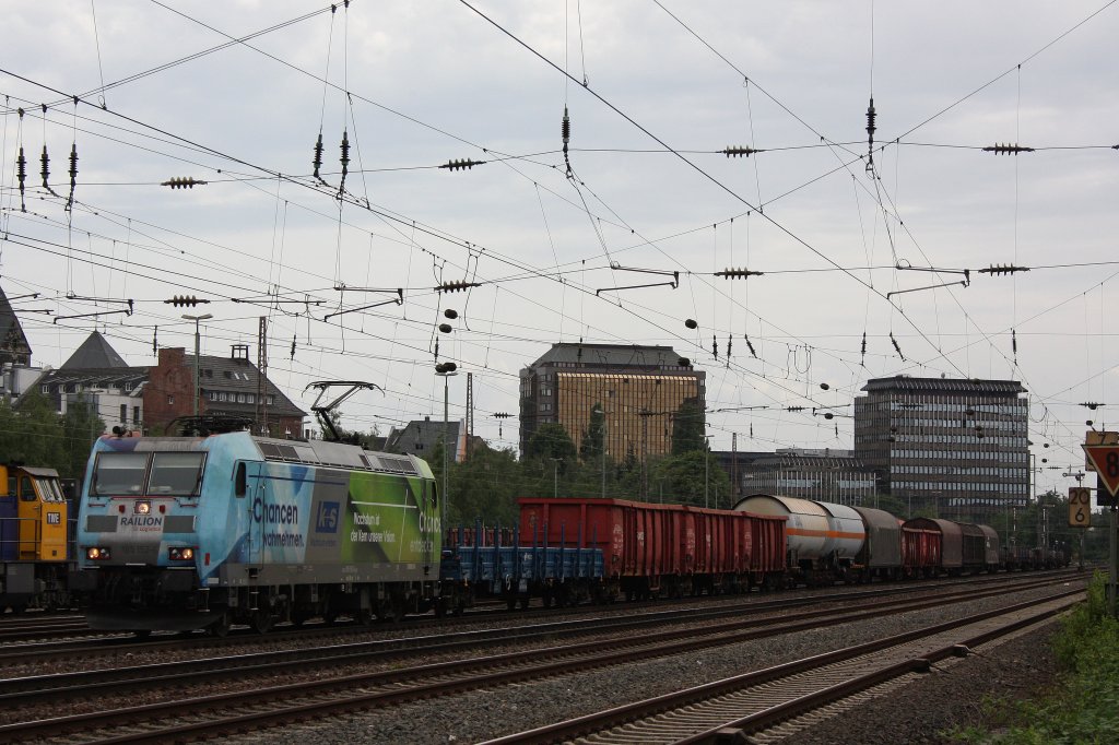 185 152  K+S  am 28.6.12 mit einem gemischten Gterzug in Dsseldorf-Rath.