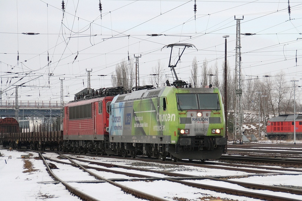 185 152 mit 155 180 und Schadwagenzug am 07.01.2011 in Angermnde