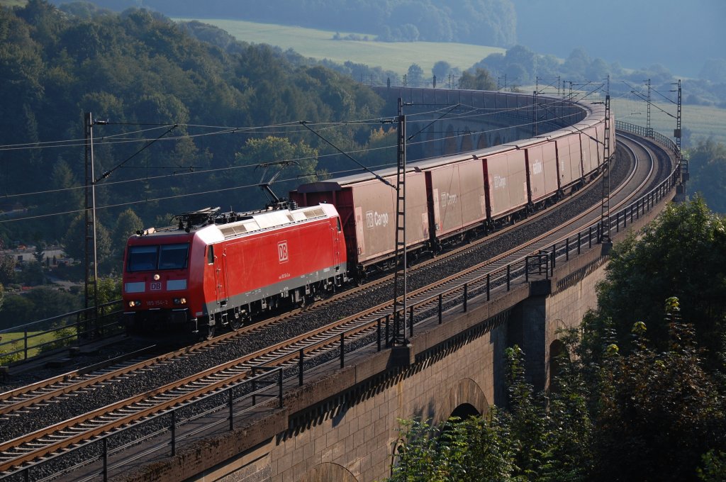 185 154-2 passiert am Abend des 08.09.2012 bei schnstem Licht mit ihrem Ganzzug bestehend aus  Schuhkartons  (GA 48435) den Bekeviadukt in Altenbeken.