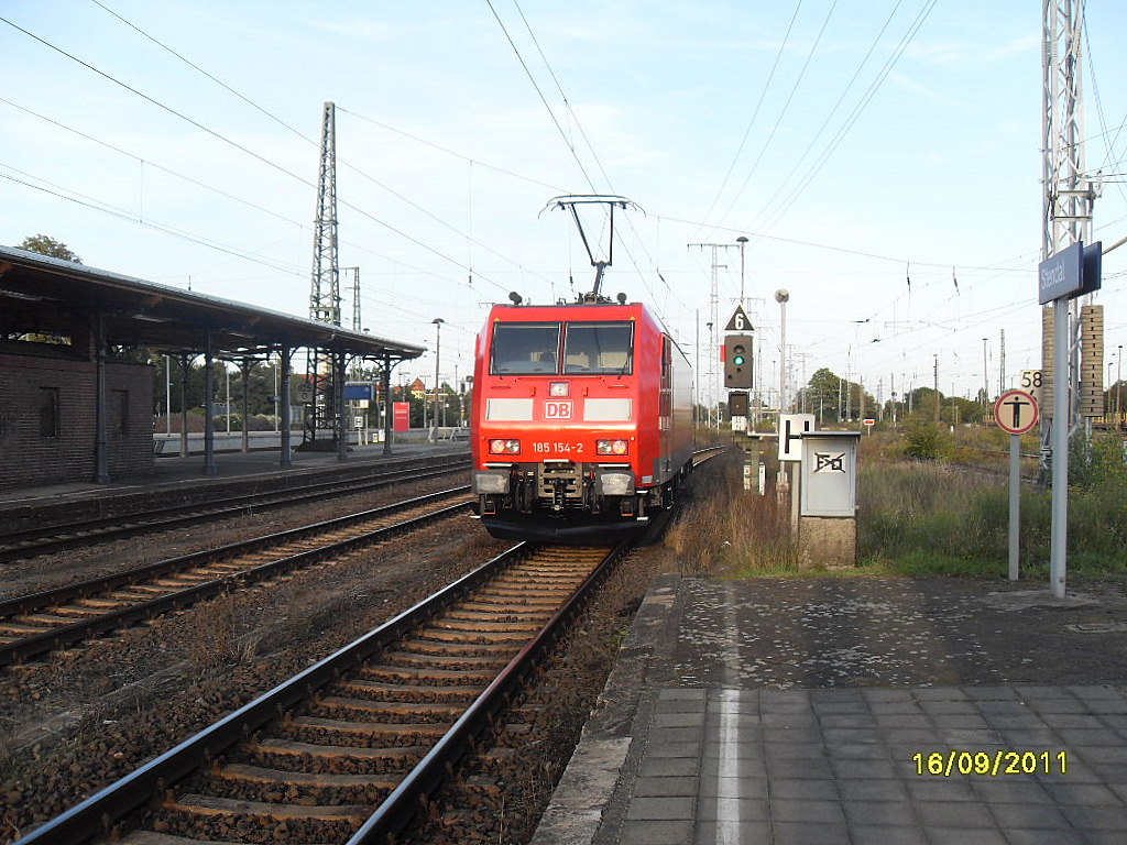 185 154 fuhr am 16.09.2011 durch Stendal in Richtung Magdeburg.