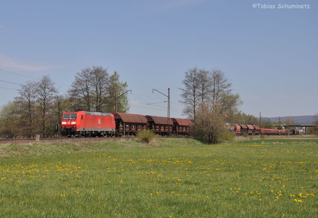 185 154 mit Gterzug am 27.04.2012 bei Baiersdorf