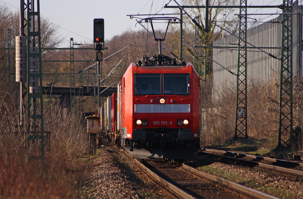185 155-9 (ohne Eigentmerlogos) mit einem Gterzug Richtung Koblenz bei der Durchfahrt in BN-Oberkassel, 19.3.11