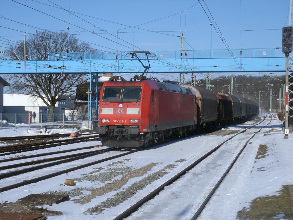 185 156 vom Bh Mannheim durchfuhr,am 13.Mrz 2013,bei schnsten Winterwetter, Bergen/Rgen.