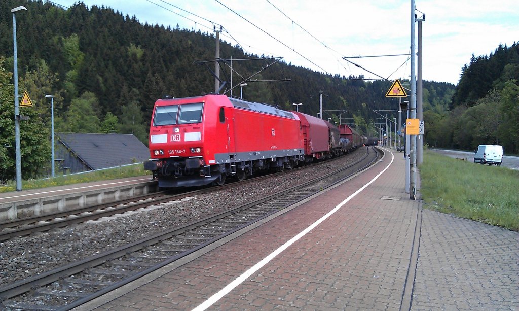 185 156 durchfhrt am 18.05.2012 mit einem gemischten Gterzug den Bahnhof Frtschendorf auf der Frankenwaldbahn. 
