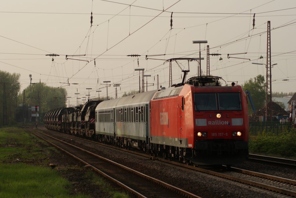 185 157-5 mit einem Panzerzug bei der Durchfahrt durch Hilden am 11.04.2011