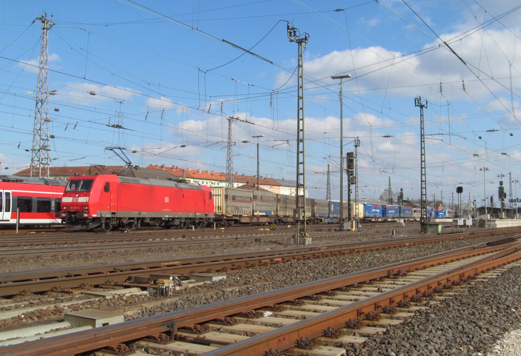 185 157-5 verlsst am 07. April 2013 mit dem Paneuropa/Terratrans KLV den Bahnhof Bamberg.