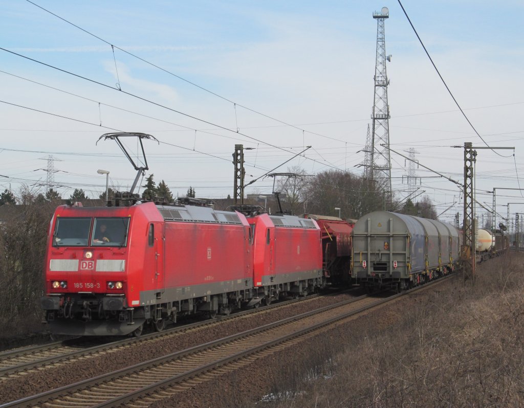 185 158-3 und eine weitere 185er ziehen am 23. Mrz 2013 einen gemischten Gterzug durch Ahlten in Richtung Misburg.