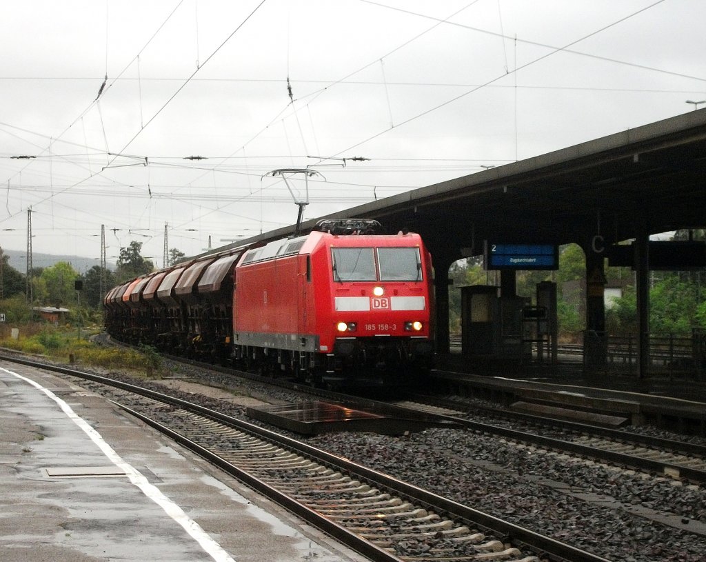 185 158 durchfhrt mit einem Schotterzug am 11.Oktober 2011, bei leichtem Regen, den Bahnhof Kreiensen Richtung Hannover.
