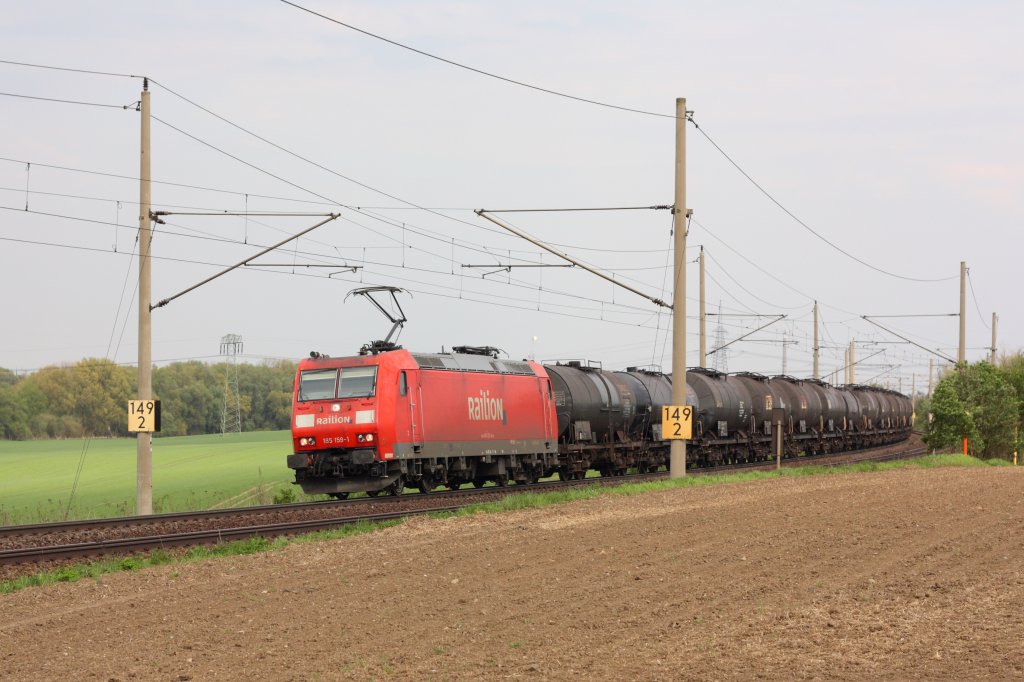 185 159-1 fhrt mit einem Kesselwagenzug in Richtung Braunschweig. Fotografiert am 30.04.2010 zwischen Magdeburg und Niederndodeleben unterhalb der Autobahnbrcke der A14.