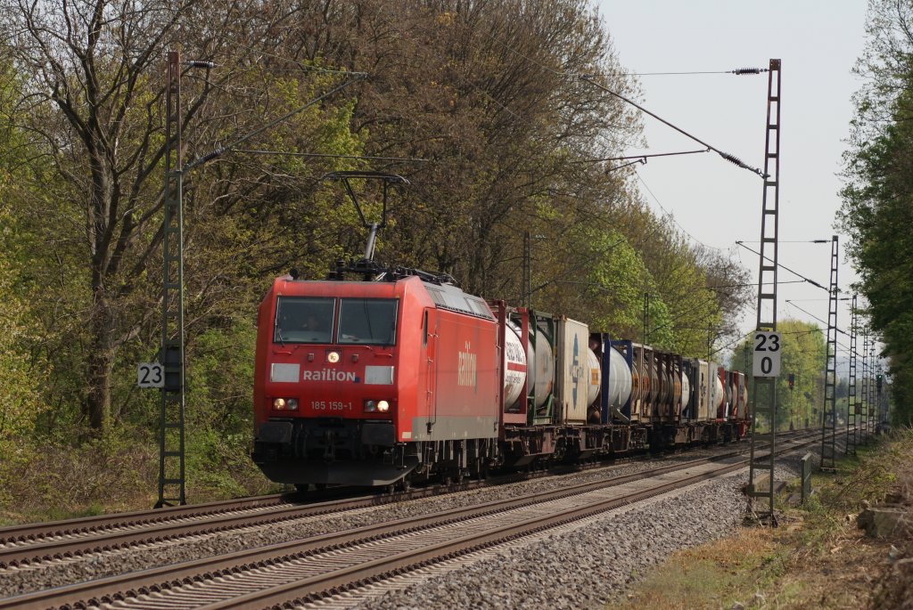 185 159-1 mit einem Containerzug in Bornheim am 24.04.2010