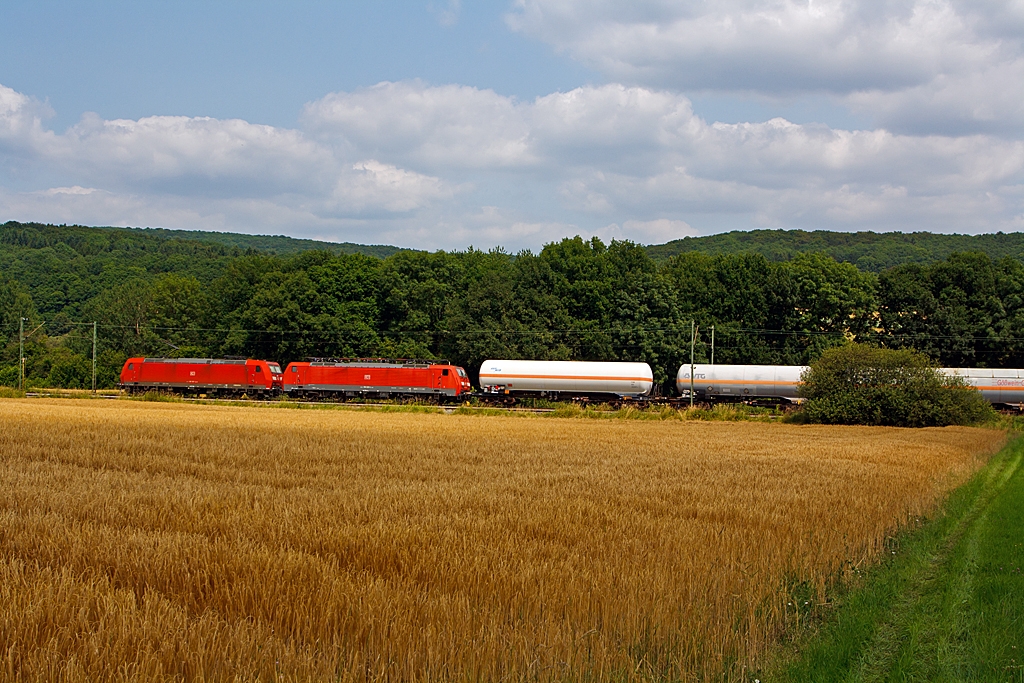 185 159-1 zieht die kalte 189 020-1 und einen gemischten Gterzug am 13.07.2013 hier zwischen Katzenfurt und Sinn in Richtung Norden.
