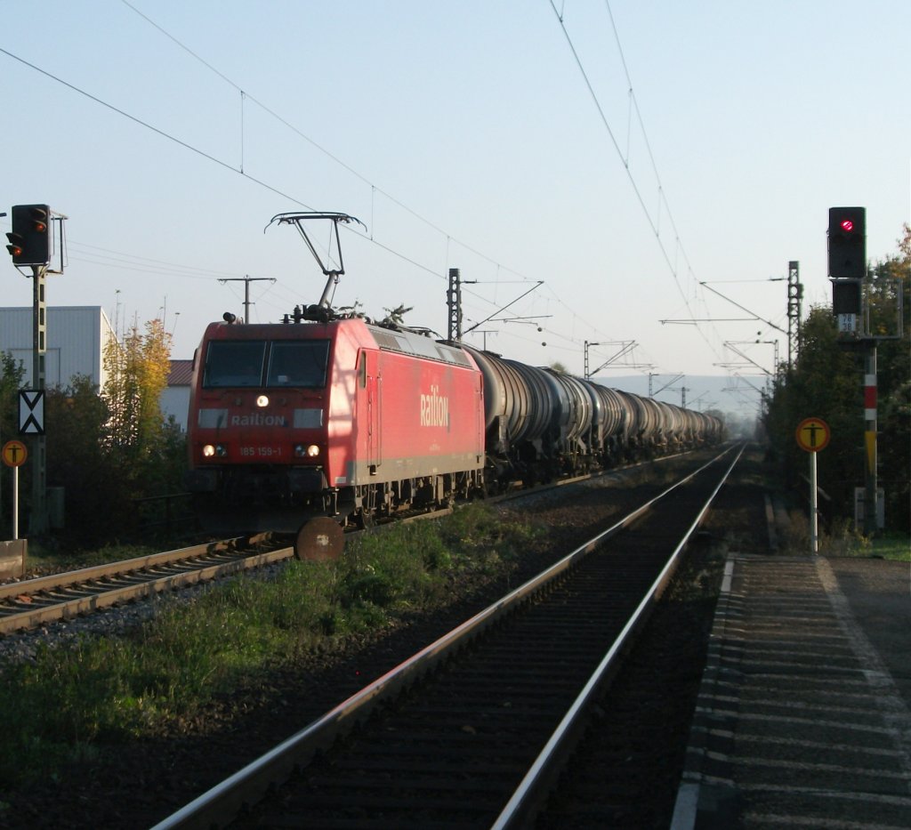 185 159 mit Kesselwagenzug am Abend des 13.10.10, Richtung Gem�nden, durch Himmelstadt.