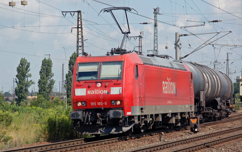 185 160 zieht am 10.08.10 einen Kesselwagenzug aus Grokorbetha Richtung Weimar.