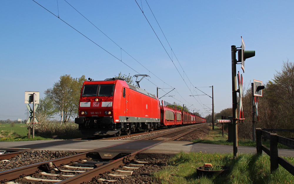 185 161-7 fuhr am 04.05.2013 mit einem leeren Autozug von Emden nach Osnabrck, hier sdlich von Leer.