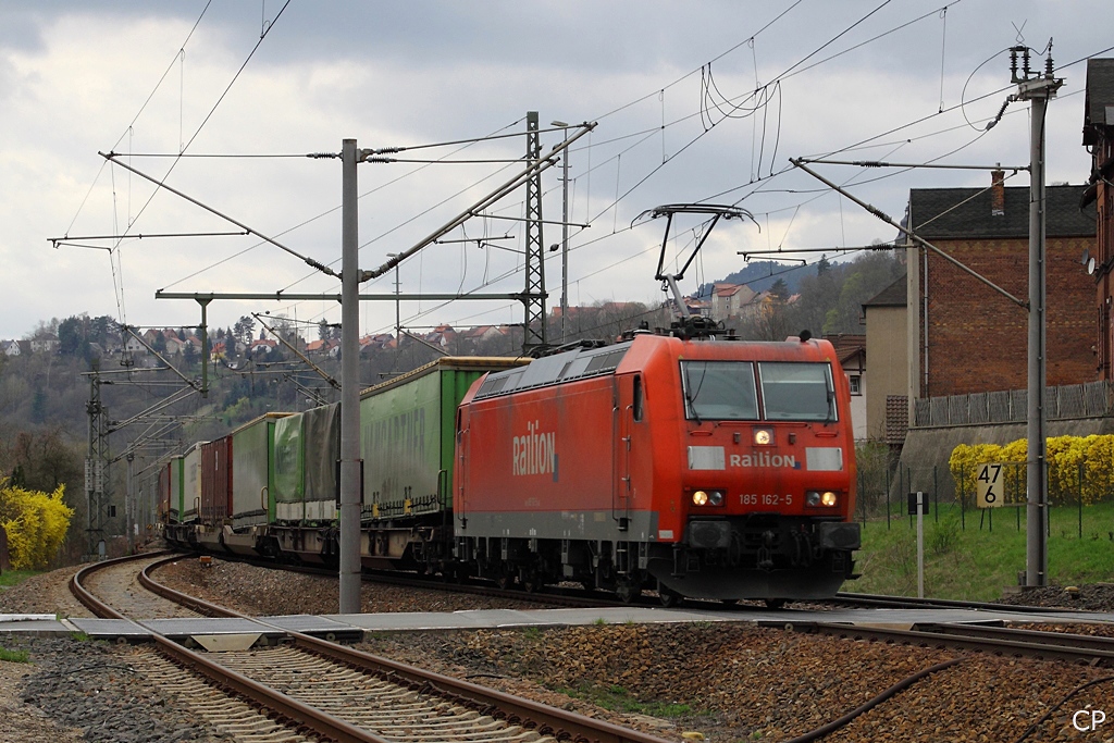 185 162-5 fhrt am 10.4.2010 mit einem Hangartner-Zug durch Orlamnde.