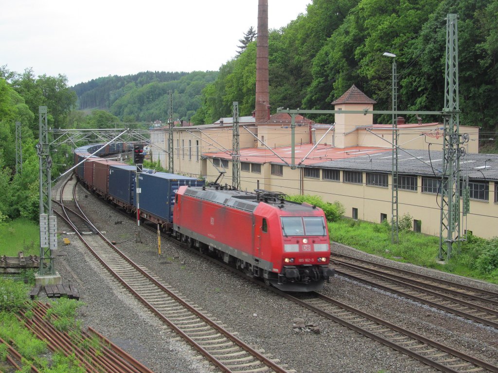 185 162-5 zieht am 24. Mai 2013 einen Containerzug durch Kronach.