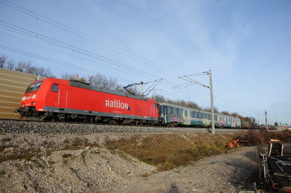 185 162 am 14.11.09 mit einem Militrtransport Richtung Brenner bei Dachau am km 16,1