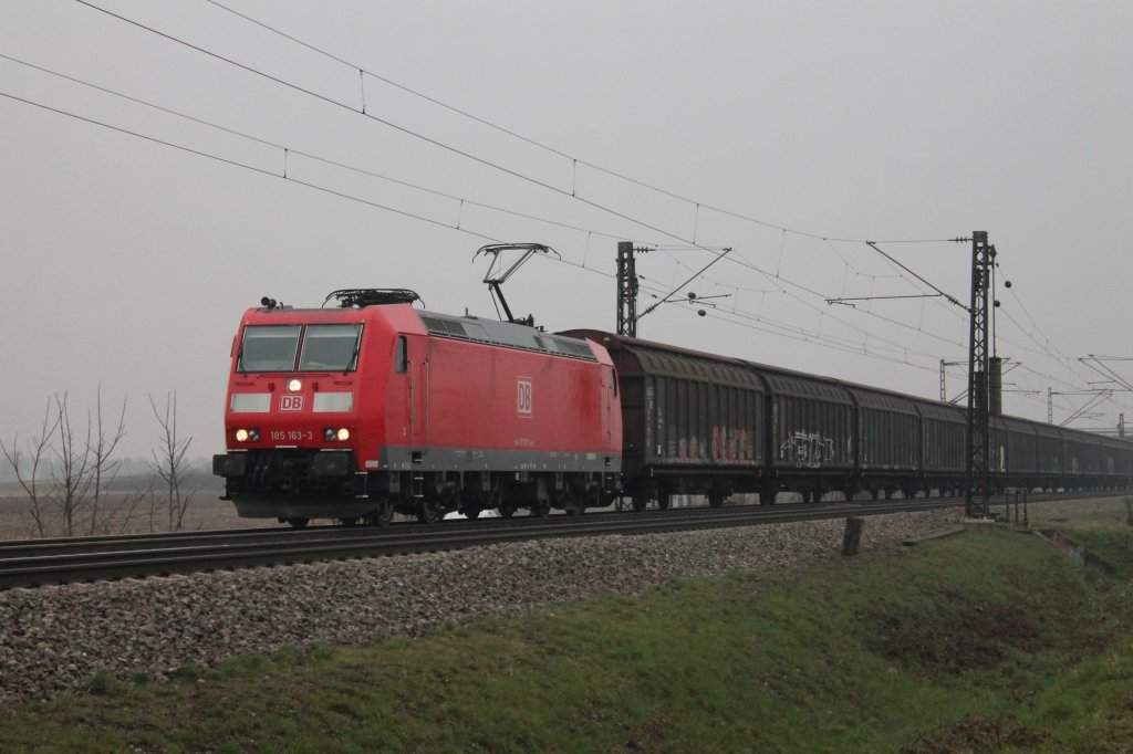 185 163-3 am 30.03.2013 mit dem Redbull Zug bei Hgelheim.