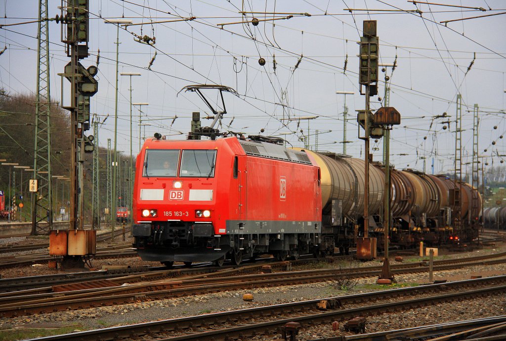 185 163-3 DB fhrt mit einem Kesselzug aus Antwerpen-BASF nach Ludwigshafen-BASF bei der Ausfahrt in Aachen-West bei Wolken am 10.4.2012.