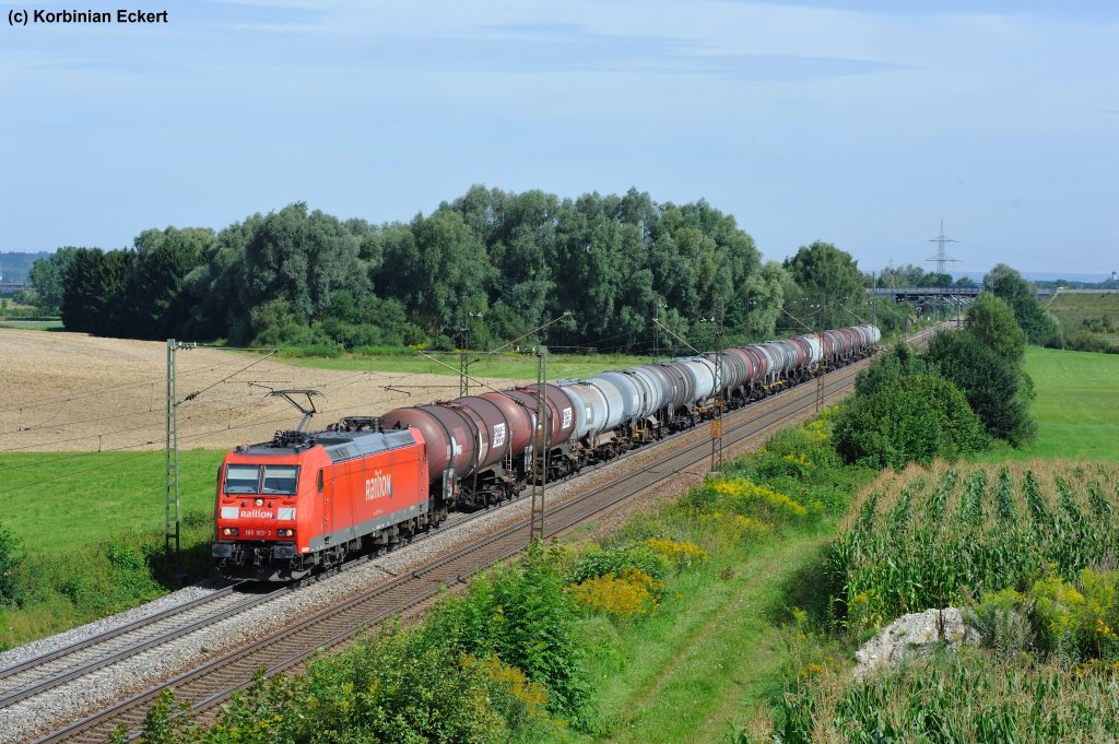 185 163-3 mit einem Kesselwagenzug Richtung M�nchen kurz vor der Durchfahrt in Landweid (Lech), 11.08.2011