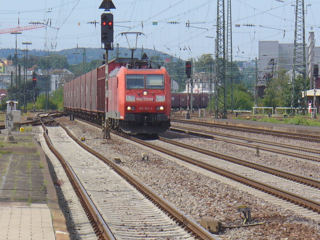 185 163-3 zieht einen langen Gterzug am 18.08.2011 durch Kaserslautern Hbf