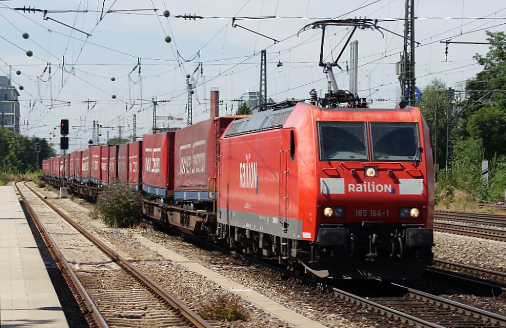 185 164-1 (Railion) durchfahrt mit ihrem Winner Spedition Zug am 29.07.2009 den Bahnhof Mnchen-Heimeranplatz