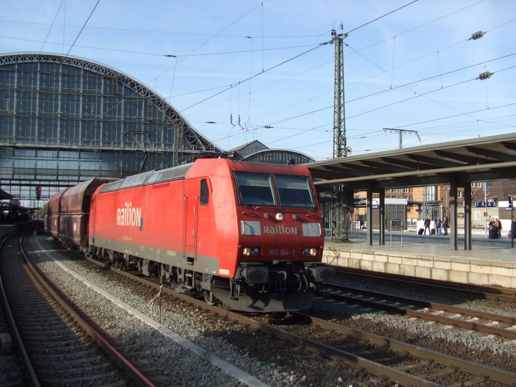 185 164-1 zieht einen Gterzug durch den Bremer Hauptbahnhof. 20.10.2011.