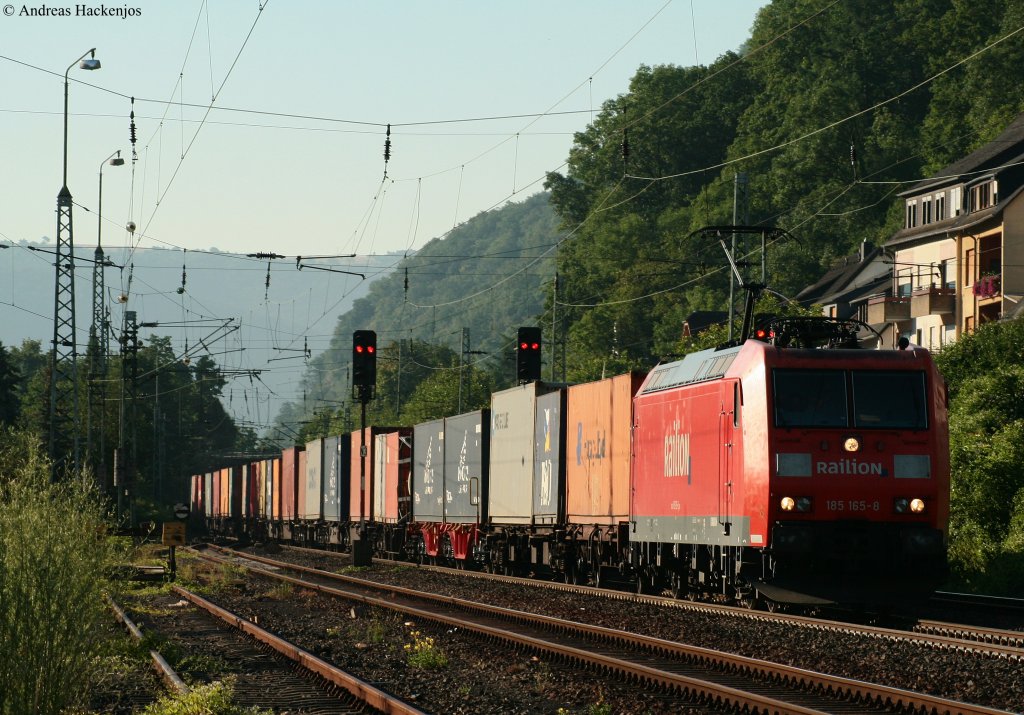 185 165-8 mit einem Containerzug gen Norden in Oberwesel 20.7.10