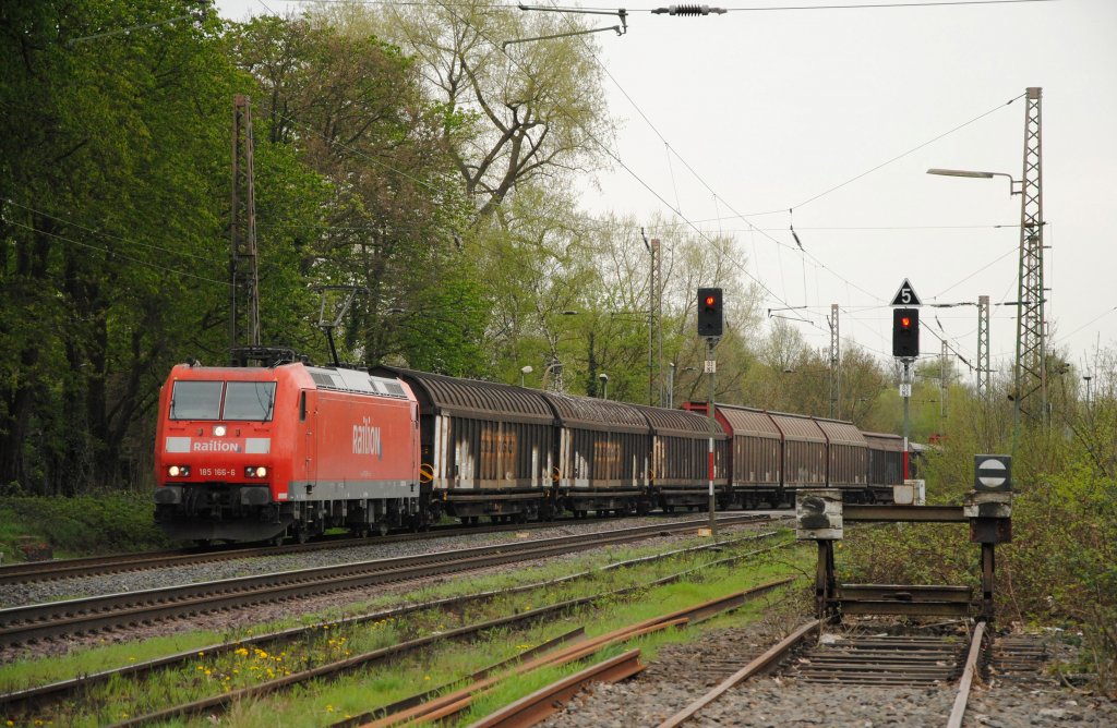 185 166-6 mit einem Schiebewandwagenzug in Ratingen Lintorf am 07.04.2011 