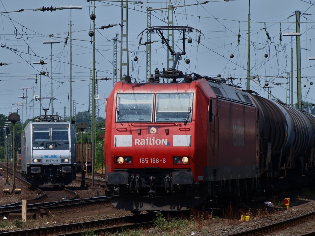 185 166-6 zieht am 09.07.2010 einen Kesselzug aus Aachen West in Richtung Kln. Im hintergrund wartet 185 674-9 von der Rurtalbahn .