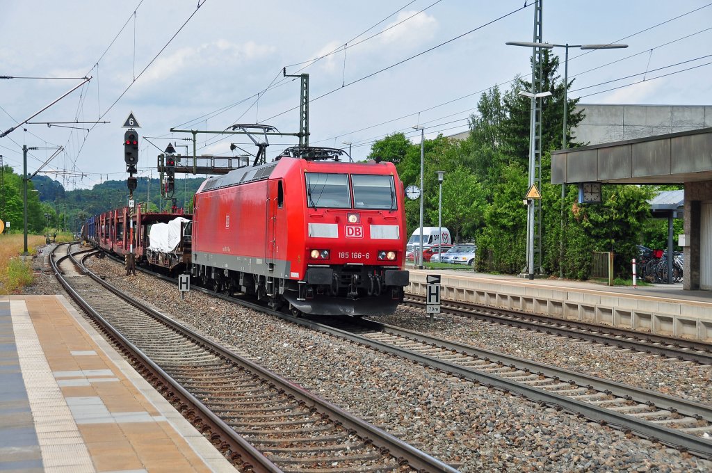 185 166 wird mit einem gem.GZ gerade die Geislinger Steige hinaugeschoben um dann weiter in Richtung Mnchen zu fahren.Bild entstand im Bahnhof Amstetten/Wrtt.am 2.7.2013