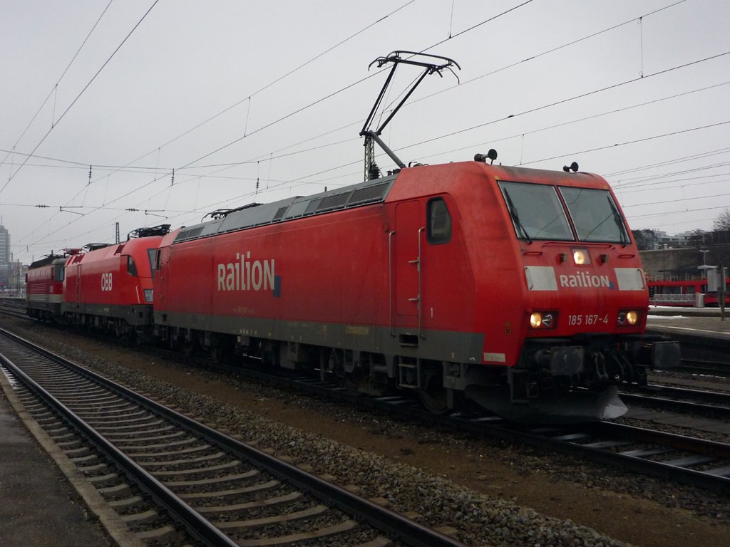 185 167-4, 1116 128-8 und 1144 232-6 als Lokzug in Richtung Mnchen Nord, in Mnchen Ost, am 06.02.2010