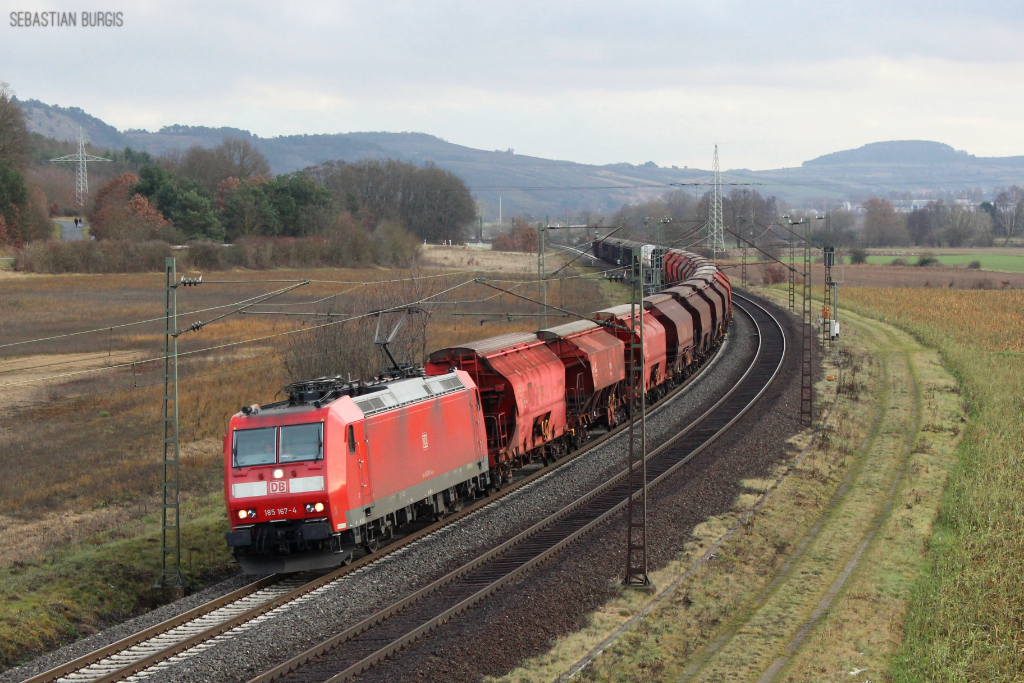 185 167-4 von DB Schenker mit einem gemischten Gterzug bei Harrbach (28.12.2012)